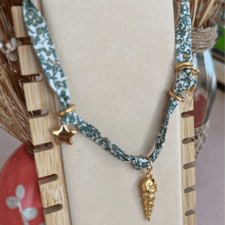 Collier vert gros charm doré 1 (1)