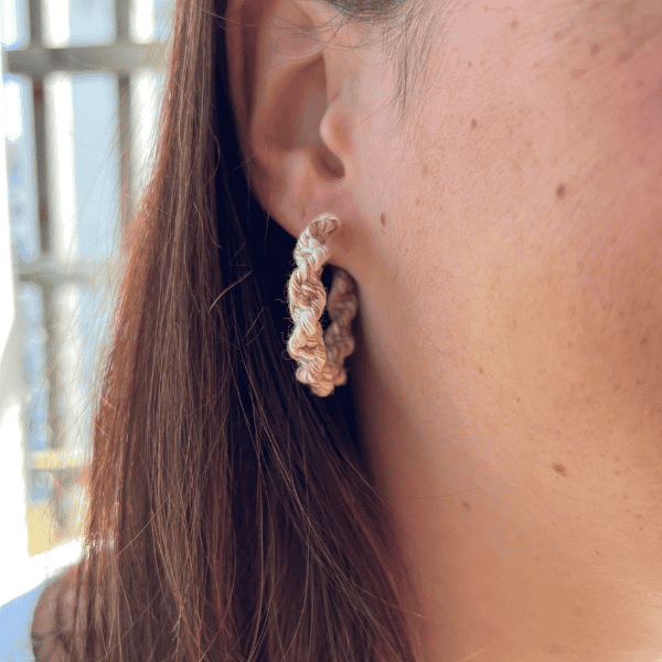 Créoles caramel shaker portées