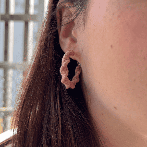 Créoles roses portées