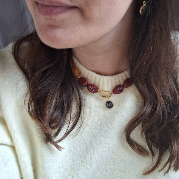 Collier Léonie - Bordeau et ambre porté (2)