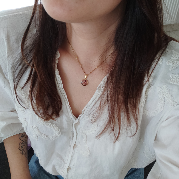 Collier Luna doré - Fleur marron porté