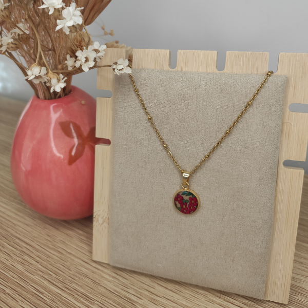 Collier Luna doré - Fleurs rouges portant