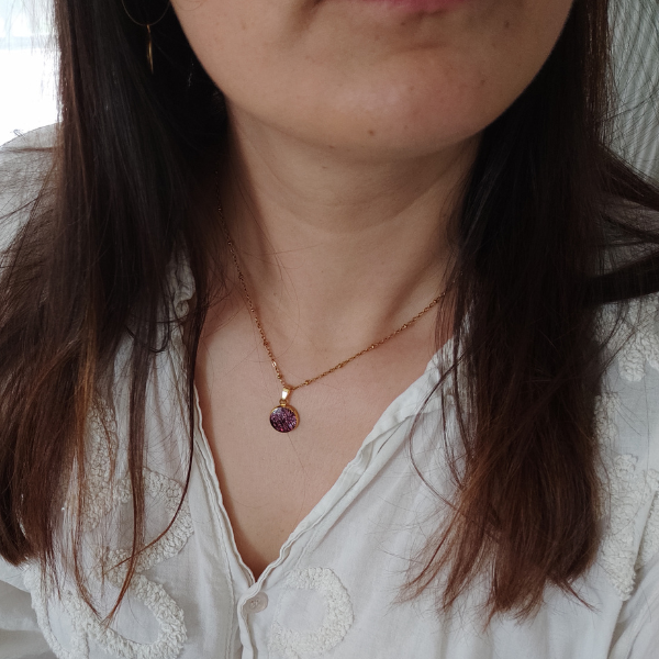 Collier Luna doré - Fushia brillant porté