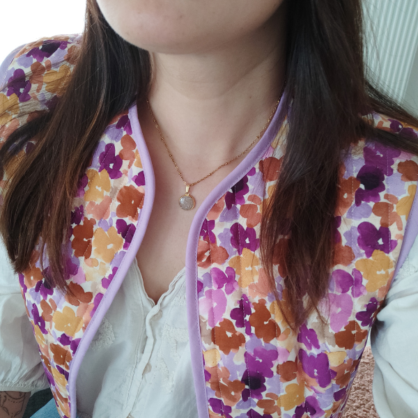 Collier Luna doré - rose pale porté