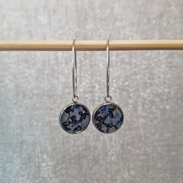 Créoles fleurs bleu argenté