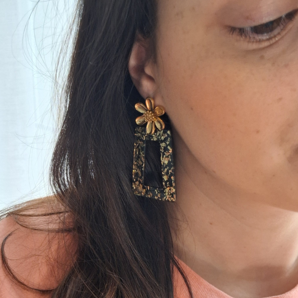 Boucles oreille trapèze noir - portée (2)